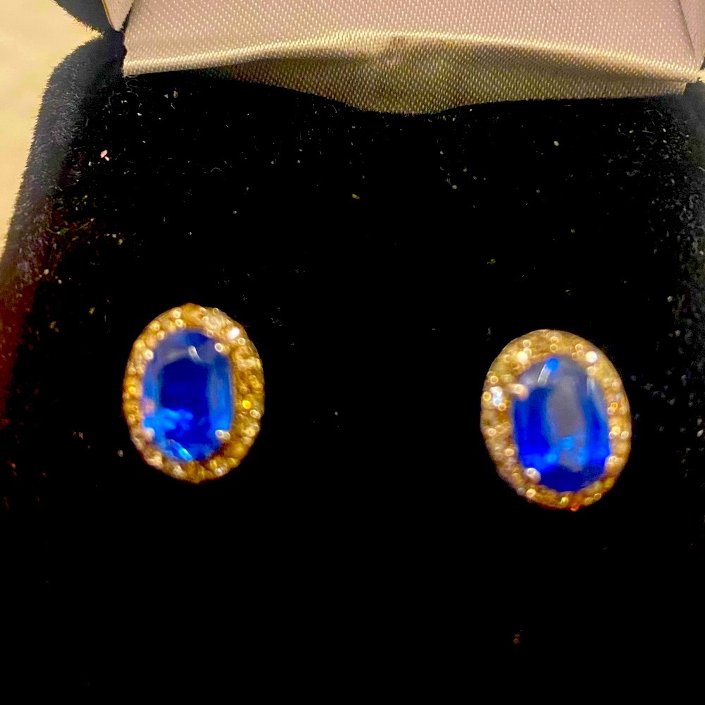NATURAL BLUE SAPPHIRE AND DIAMOND STUD EARRING‼️❤️